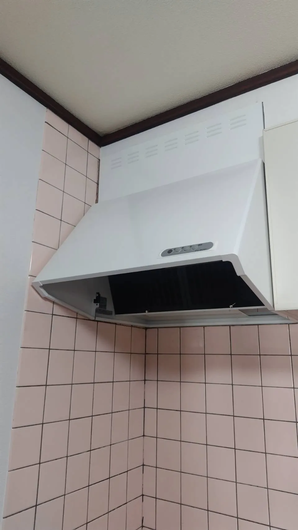 不動産屋さんからの依頼でレンジフード交換しました