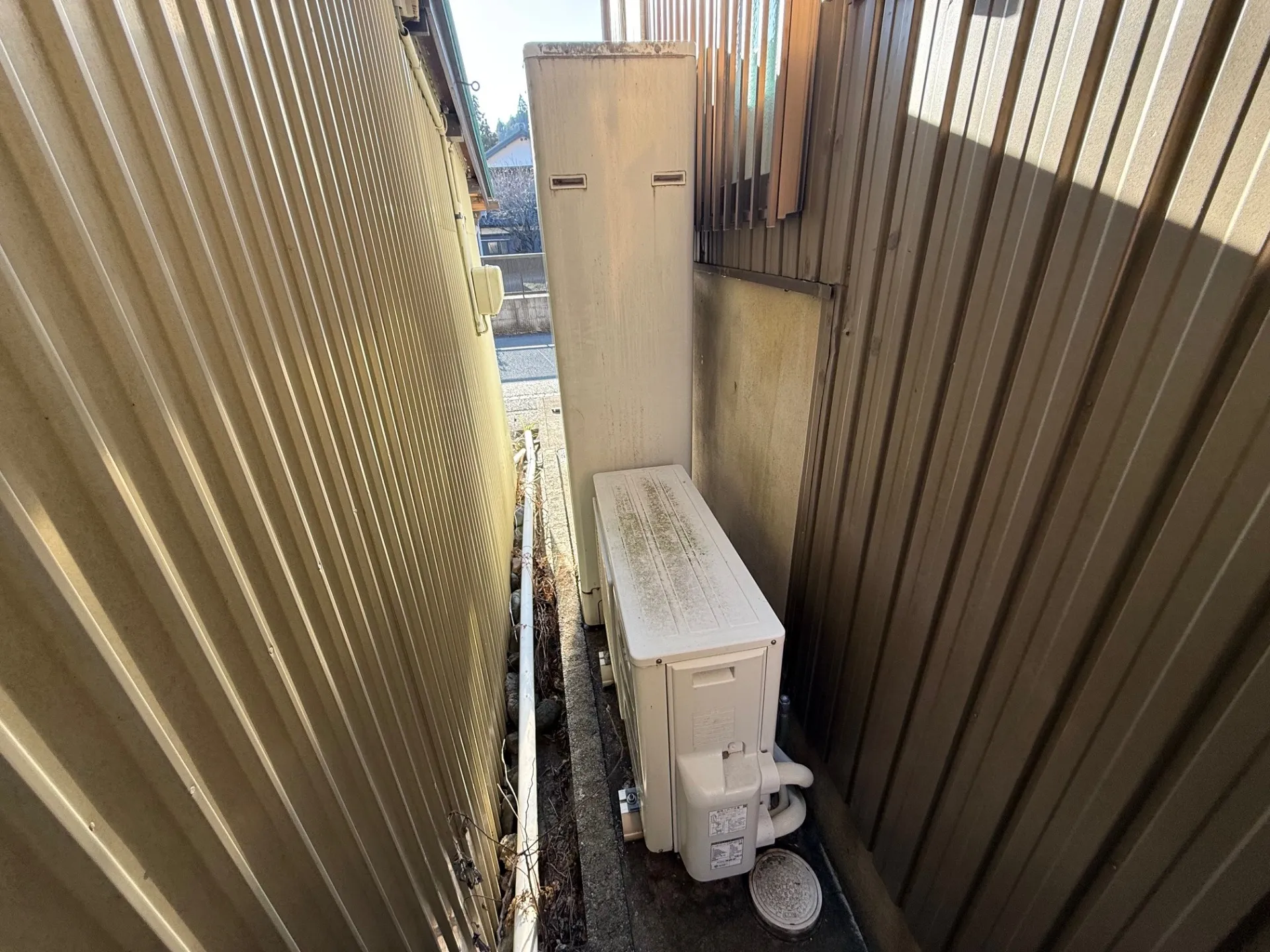 設置場所が狭く大変でしたが、無事設置できました