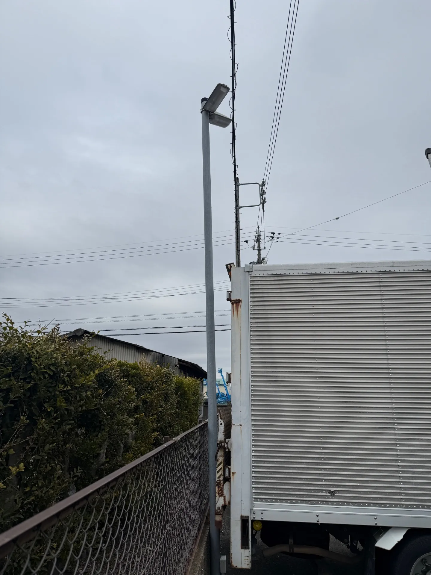 アパートの駐車場の防犯灯をLED照明に交換しました。